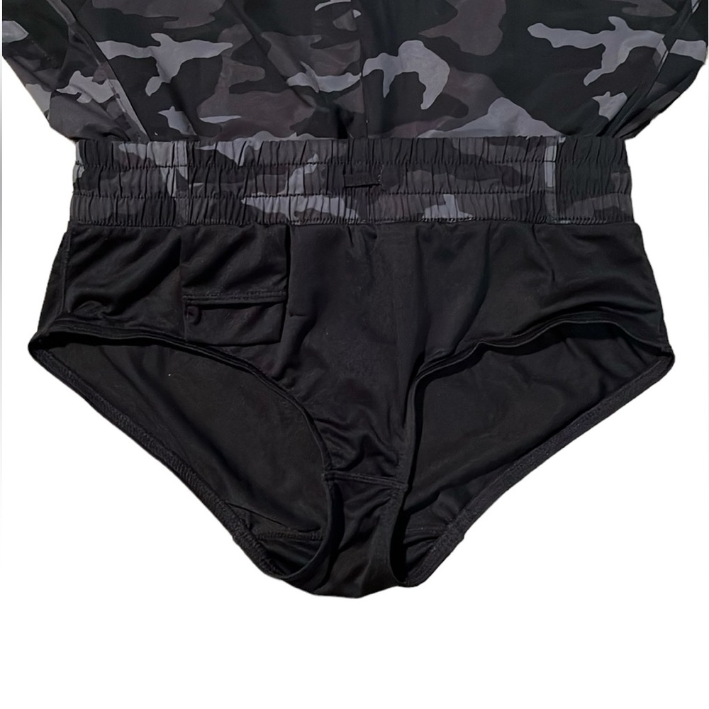 Athleta Mesh Racer Run Mid Rise Shorts - Picture 6 of 8